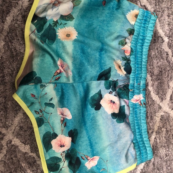 Adidas shorts size M - Picture 2 of 4